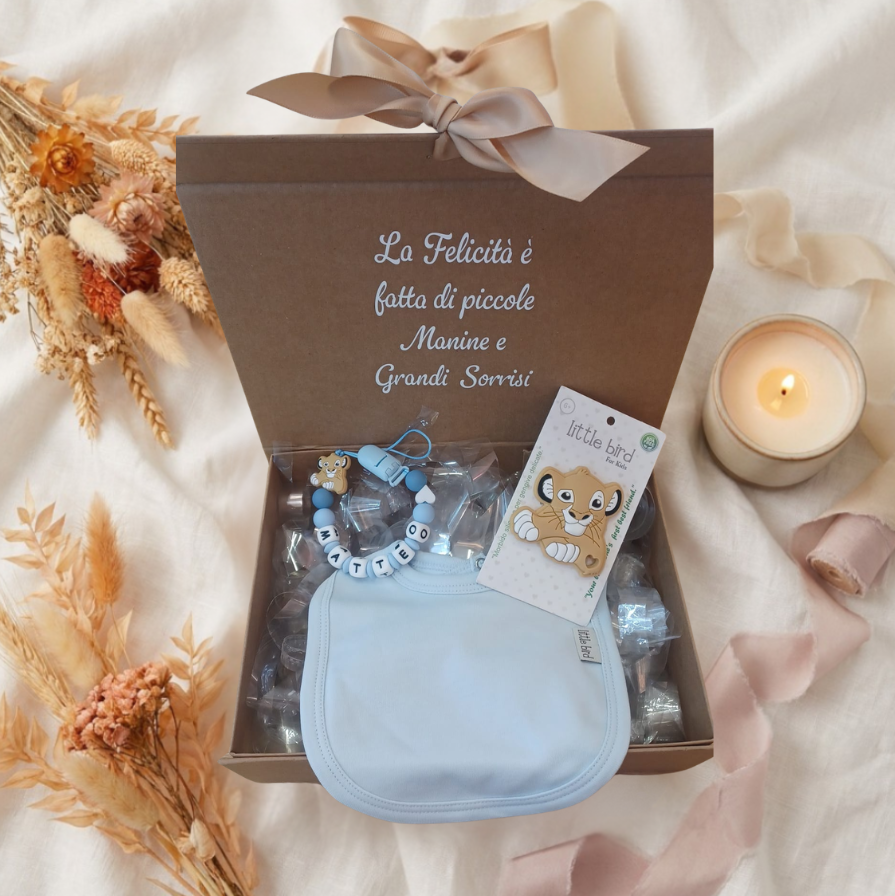 Little Bird - Set Regalo Nascita Bimbo Simba con Bavetta Celeste, Portaciuccio, Massaggiagengive