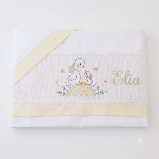 Little Bird - Drap Housse Bébé Canards sur Arc-en-ciel Personnalisable avec Prénom - 100% Coton - Landau Bébé - Cadeau de Naissance