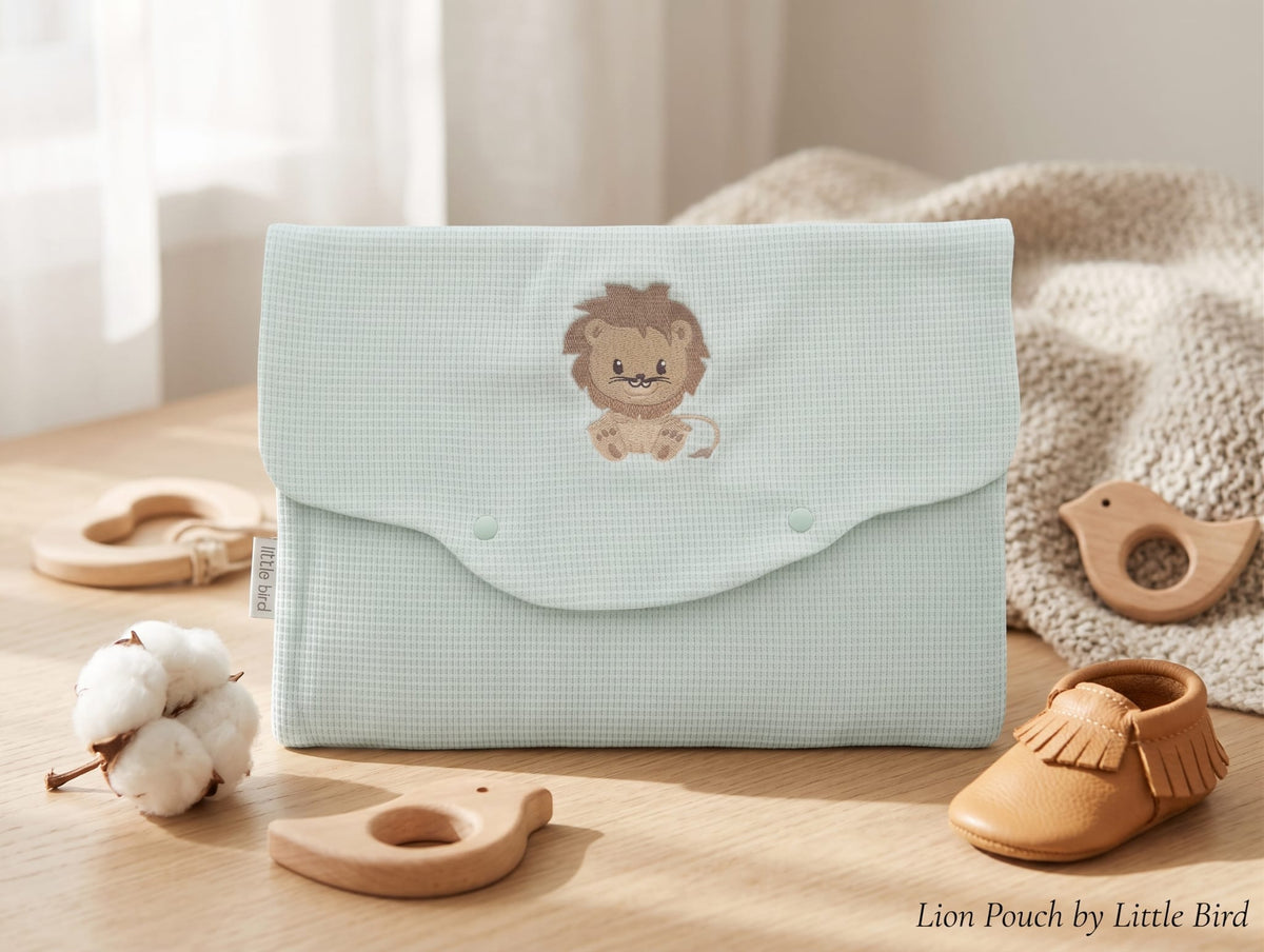 Little Bird - Busta Cambio Neonato e Nido Personalizzabile Ricamata Leoncino - Cotone Verde - Organizer Borsa Parto - Regalo Nascita