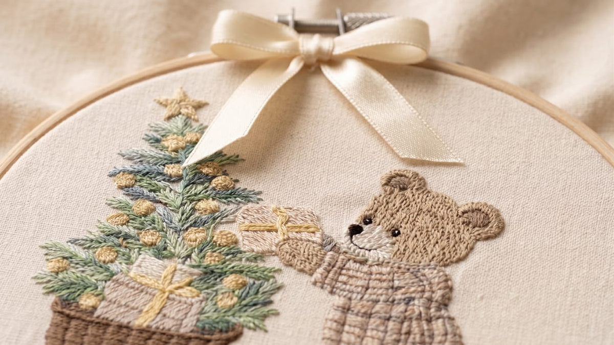 Telaio Ricamato Orsetto Beige con Alberello - Personalizzabile - Regalo Natale - Little Bird