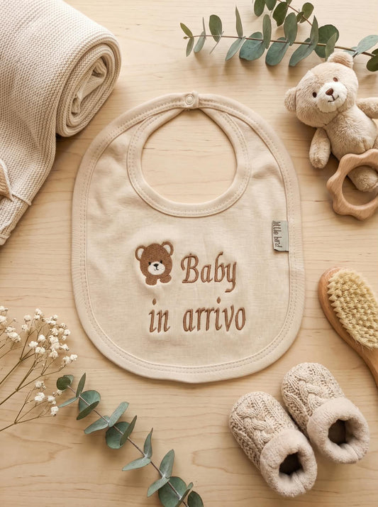 Little Bird - Bavetta Baby in Arrivo con Orsetto Ricamata - 100% Cotone - Annuncio Gravidanza