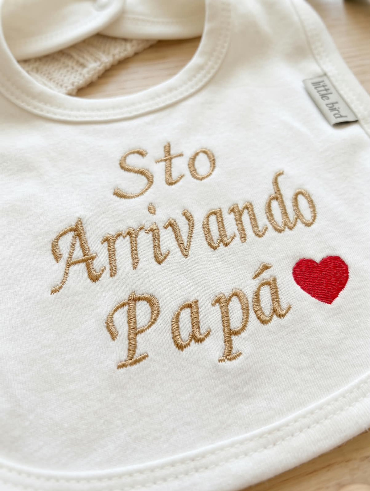Little Bird - Bavoir brodé « 'A Zia Esce Pazz' Pe' Me » - 100 % coton hypoallergénique - Idée cadeau naissance baptême