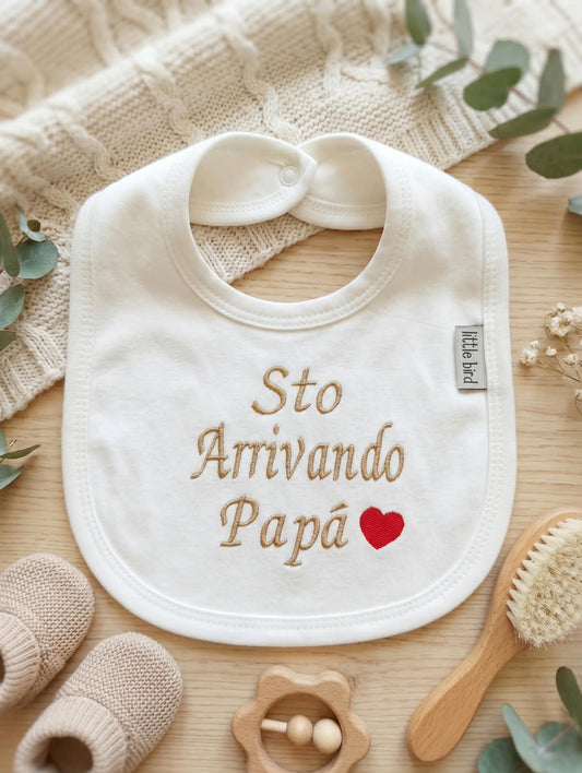 Little Bird - Bavetta Bianca “Sto Arrivando Papà” Ricamata - 100% Cotone - Annuncio Gravidanza