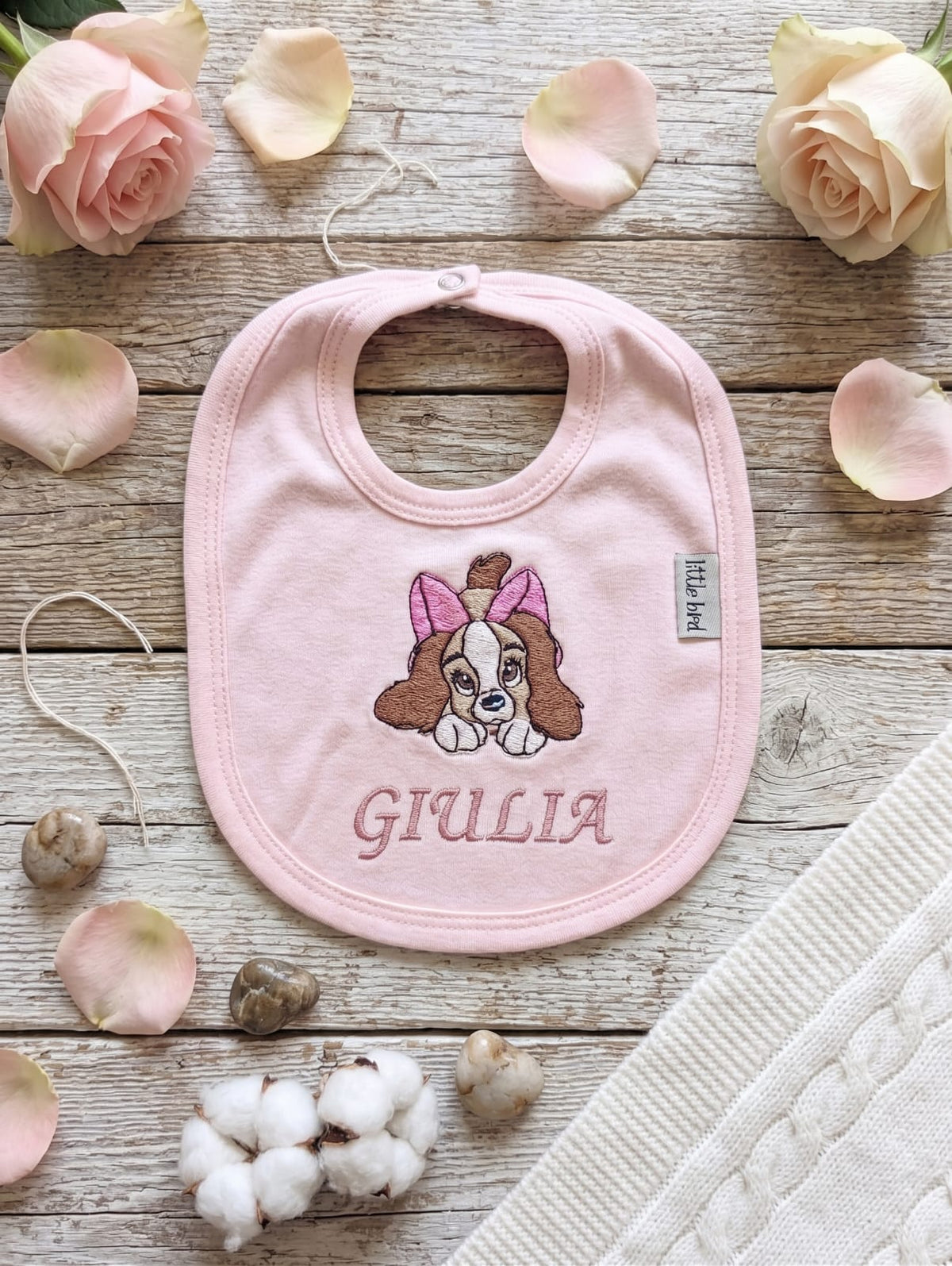Bavetta rosa con ricamo della cagnolina Lilli e nome personalizzato