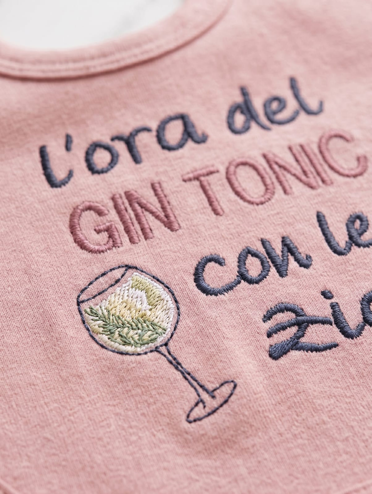 Bavetta rosa ricamata Gin Tonic con le Zie in ambientazione luminosa
