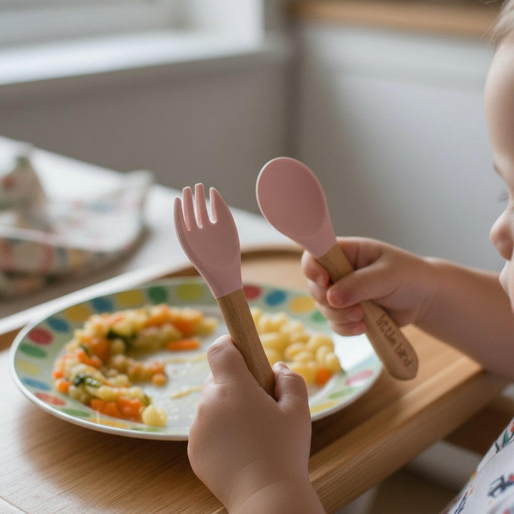 Set Posate Svezzamento Little Bird Pink - Cucchiaio e Forchetta con Manico in Legno e Testa in Silicone BPA Free