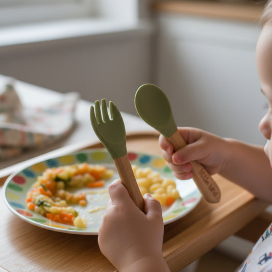 Set Posate Svezzamento Little Bird Olive - Cucchiaio e Forchetta con Manico in Legno e Testa in Silicone BPA Free