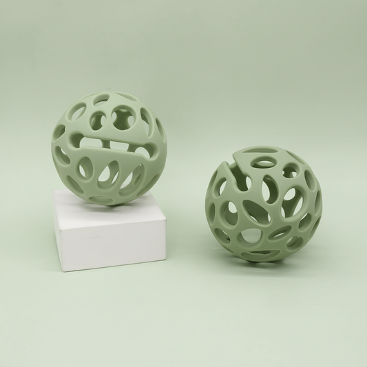 Due palline sage green su sfondo verde