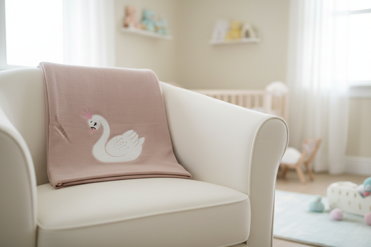 Copertina Cigno sulla poltrona in cameretta