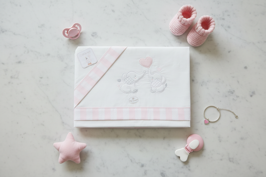 Lenzuolino Elefantino Rosa - lifestyle flat lay