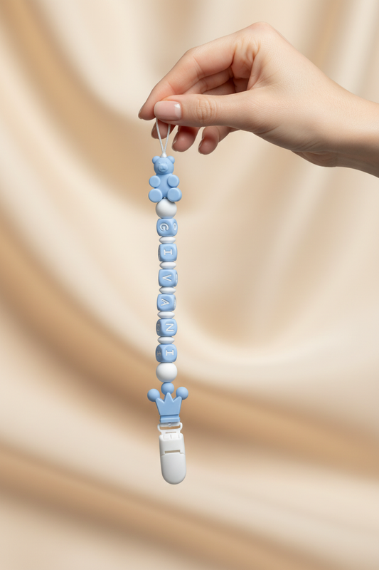 Catenella portaciuccio orsetto azzurro in mano lifestyle