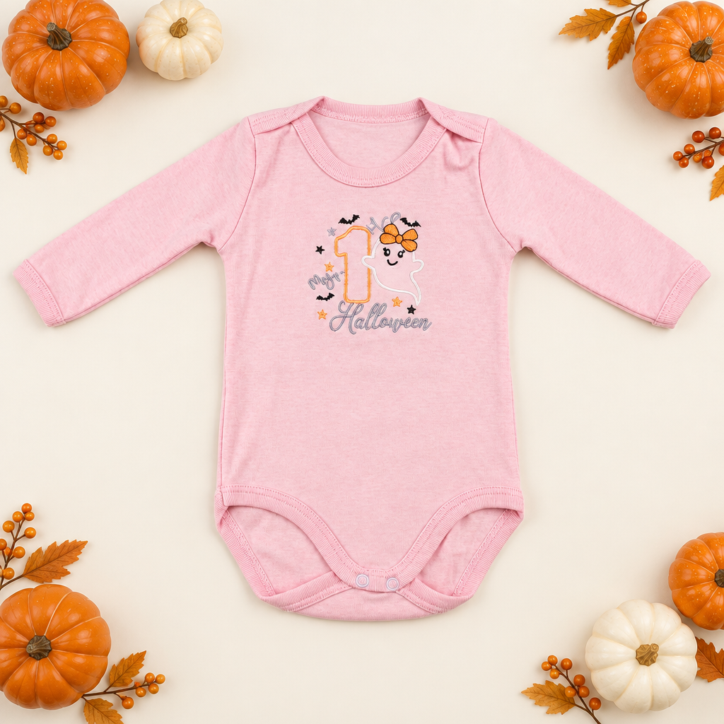 Body rosa Halloween in flat lay con zucchette decorative