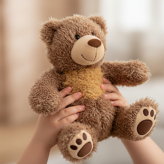 Manine di bambino con peluche orsetto marrone