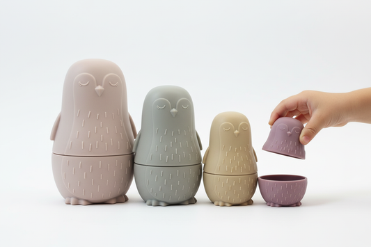Matrioske pinguino su sfondo bianco