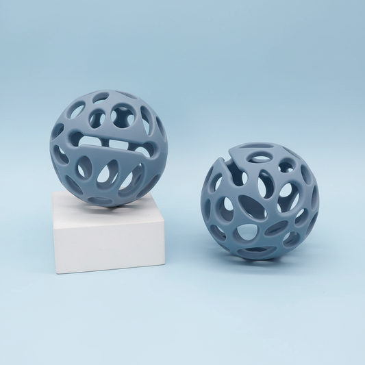 Palline dusty blue su sfondo azzurro