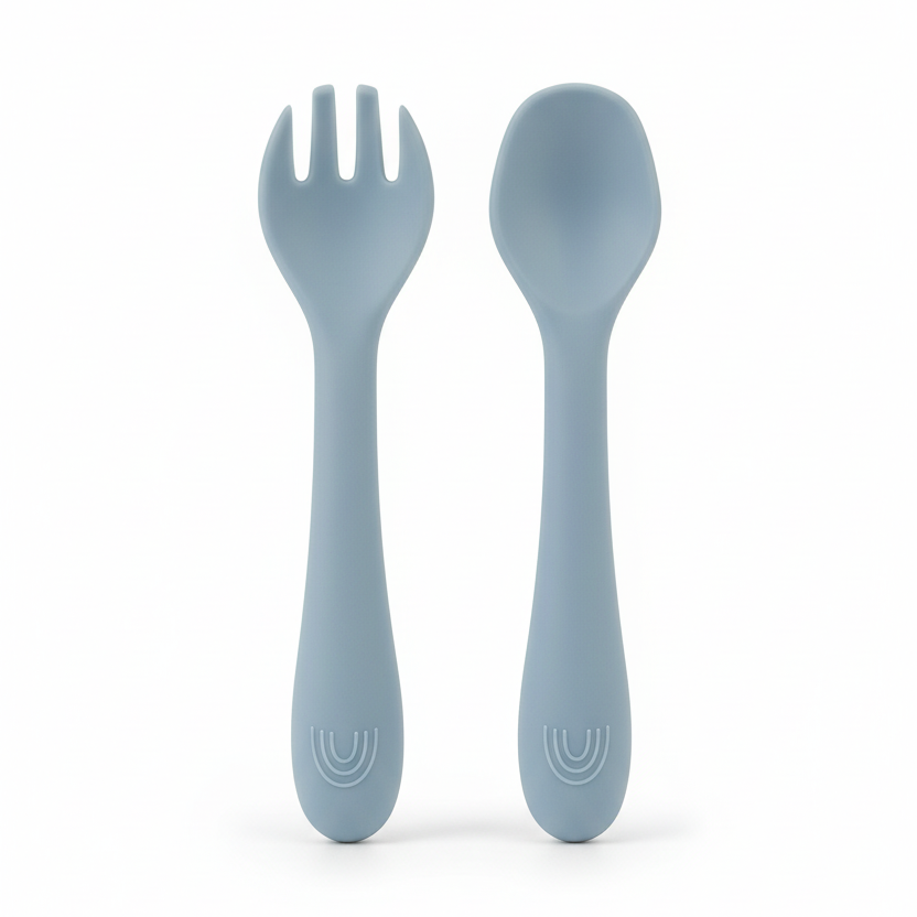 Posate dusty blue verticale sfondo bianco