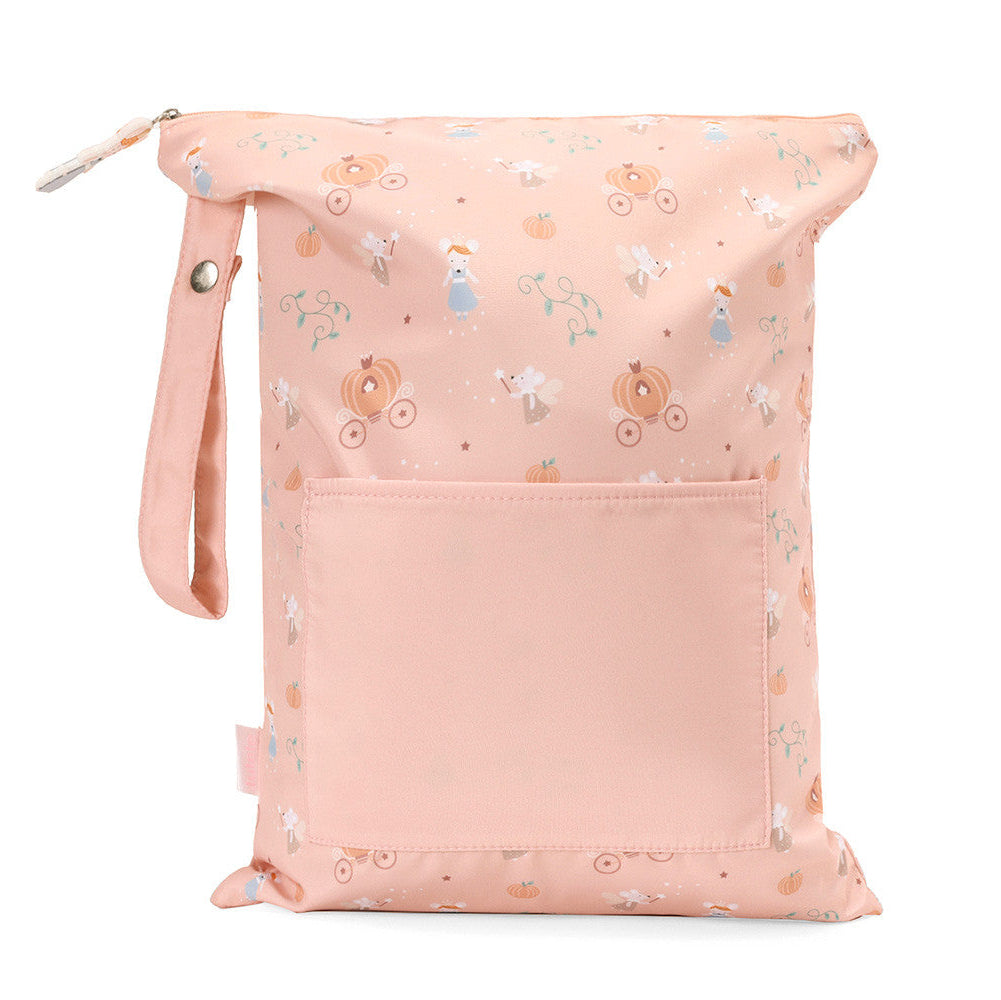 Borsa Impermeabile Grande Mouse Fairies Tutete - vista frontale rosa cipria con pattern all-over topolina Cenerentola fata madrina carrozze zucca stelle, tasca frontale rosa cipria e tiretto decorativo silicone