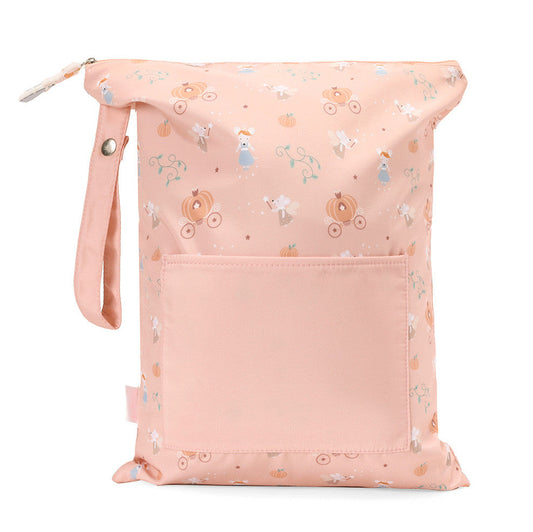 Borsa Impermeabile Grande Mouse Fairies Tutete - vista frontale rosa cipria con pattern all-over topolina Cenerentola fata madrina carrozze zucca stelle, tasca frontale rosa cipria e tiretto decorativo silicone