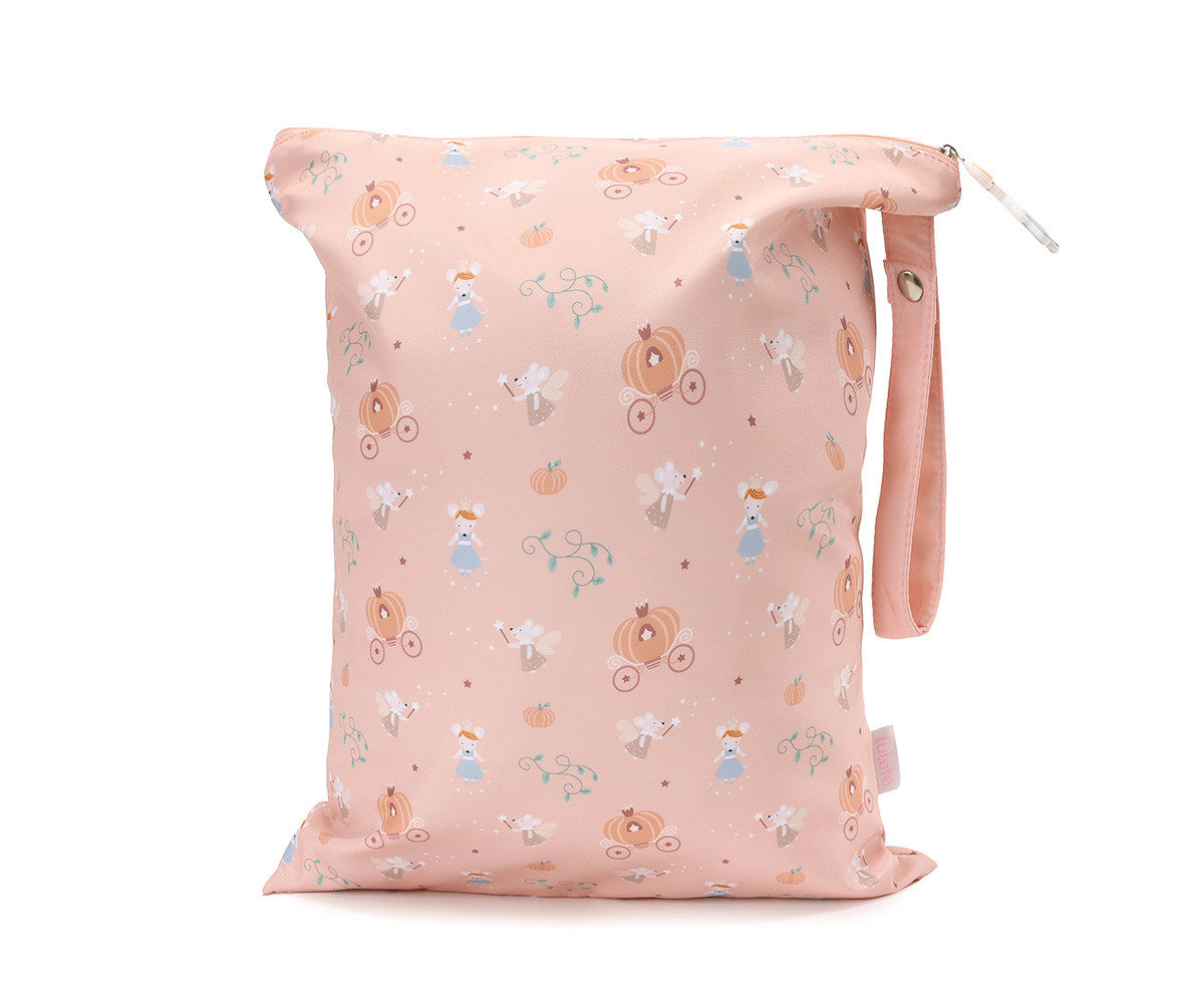 Borsa Impermeabile Grande Mouse Fairies Tutete - vista posteriore rosa cipria con pattern all-over topolina Cenerentola fata madrina carrozze zucca stelle e maniglietta con bottone a pressione