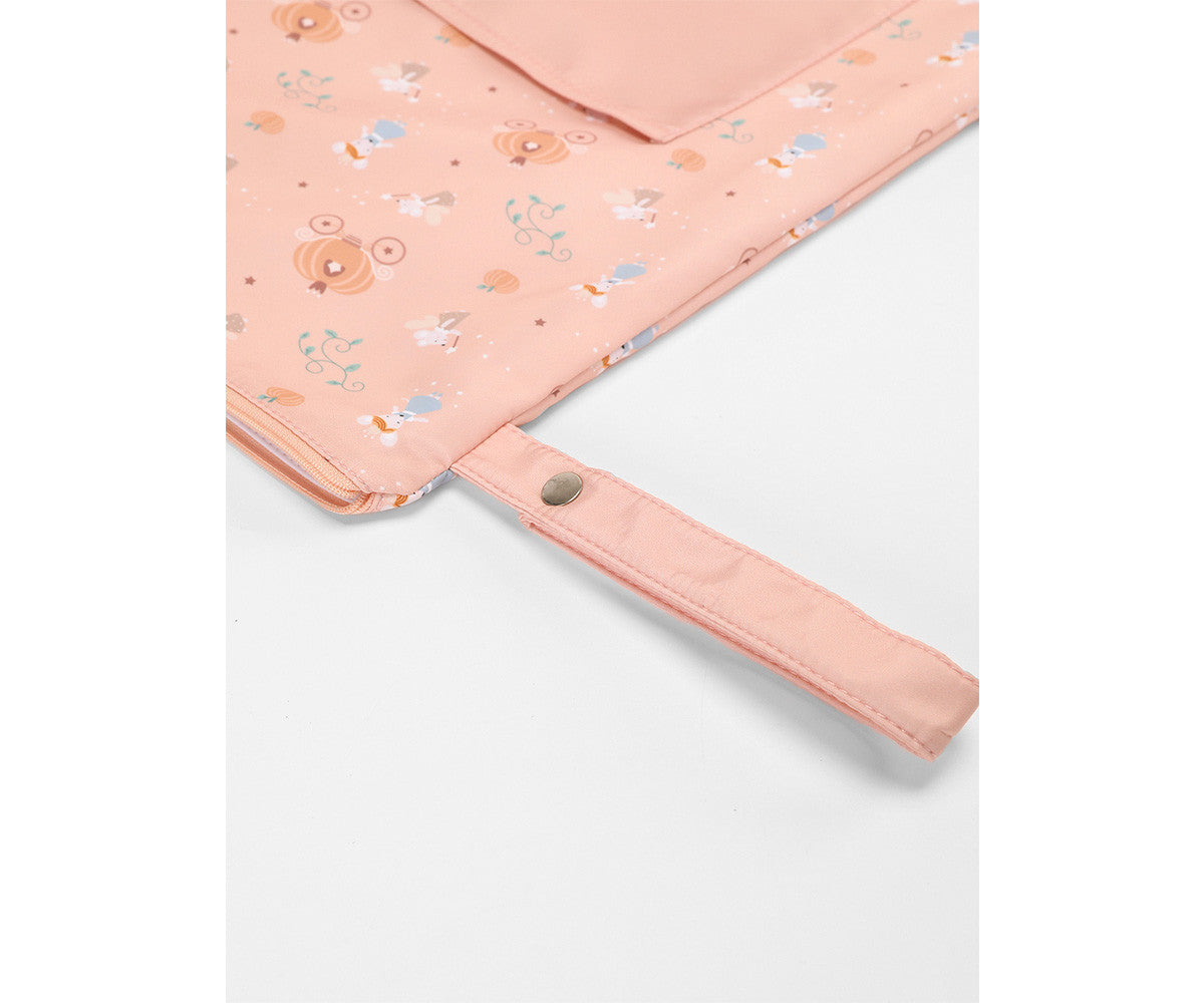 Borsa Impermeabile Grande Mouse Fairies Tutete - dettaglio interno aperto con membrana impermeabile rosa cipria e pattern all-over topolina Cenerentola, maniglietta con bottone a pressione in metallo