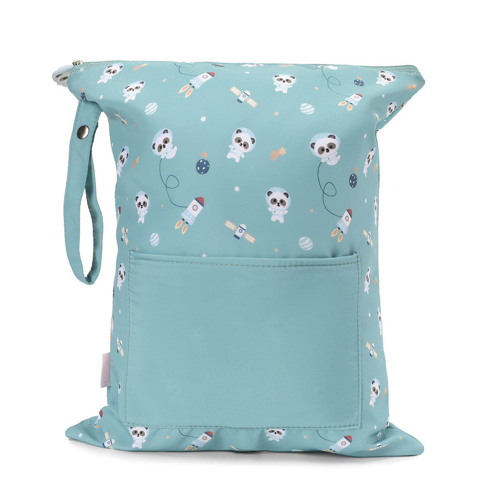 Borsa Impermeabile Grande Pandas in Space Tutete - vista frontale verde acqua con all-over pandine astronaute e razzi, tasca frontale tinta unita, maniglietta con bottone a pressione