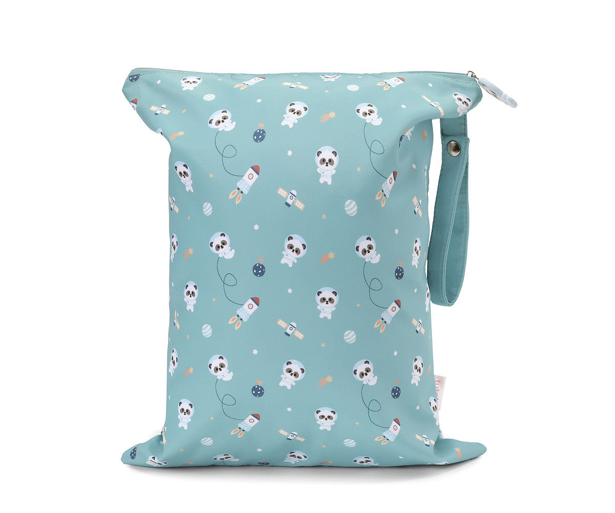 Borsa Impermeabile Grande Pandas in Space Tutete - vista posteriore con pattern all-over pandine astronaute, razzi e pianeti su sfondo verde acqua, tiretto panda silicone
