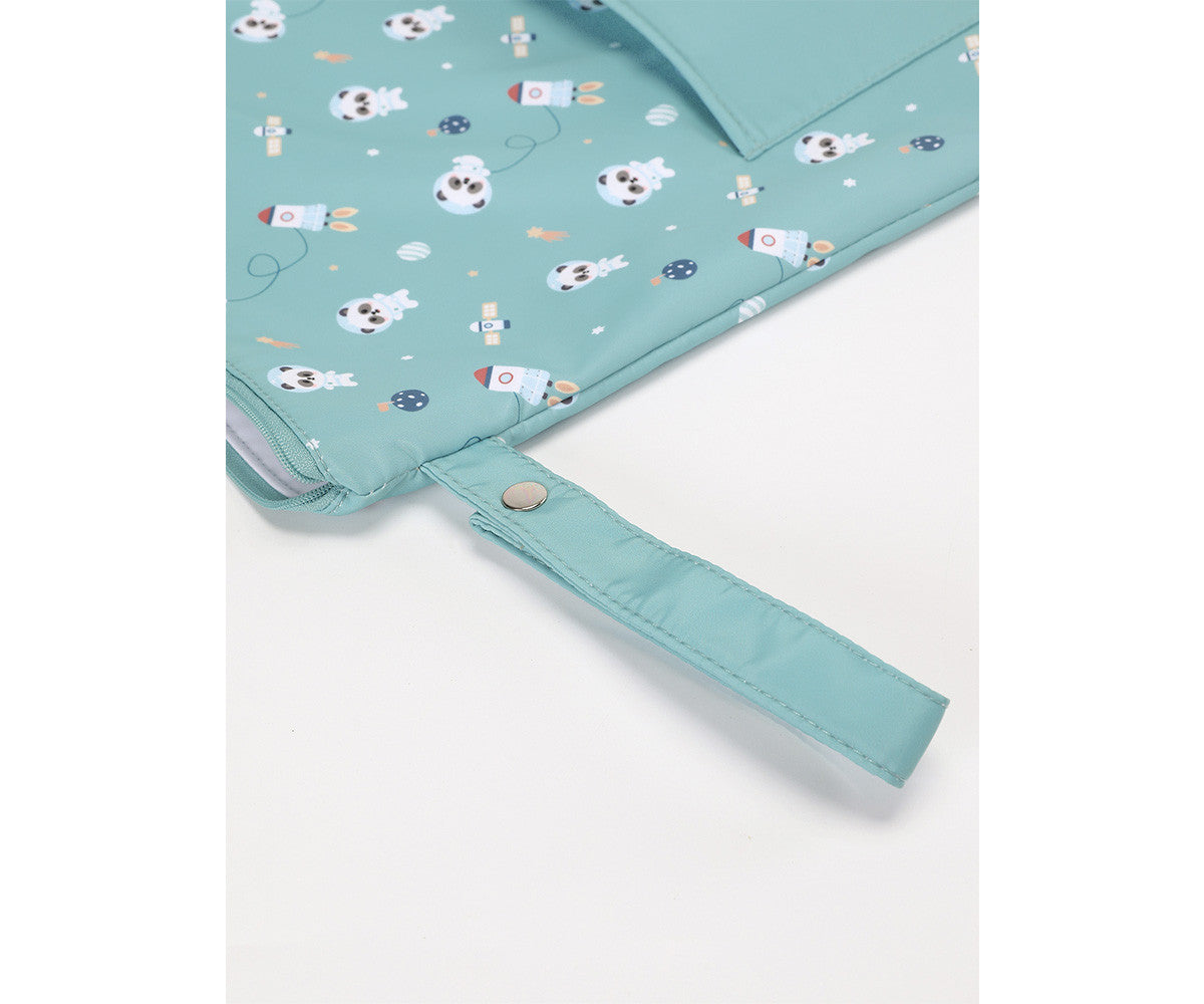 Borsa Impermeabile Grande Pandas in Space Tutete - dettaglio maniglietta con bottone a pressione e cerniera zip con tiretto panda silicone