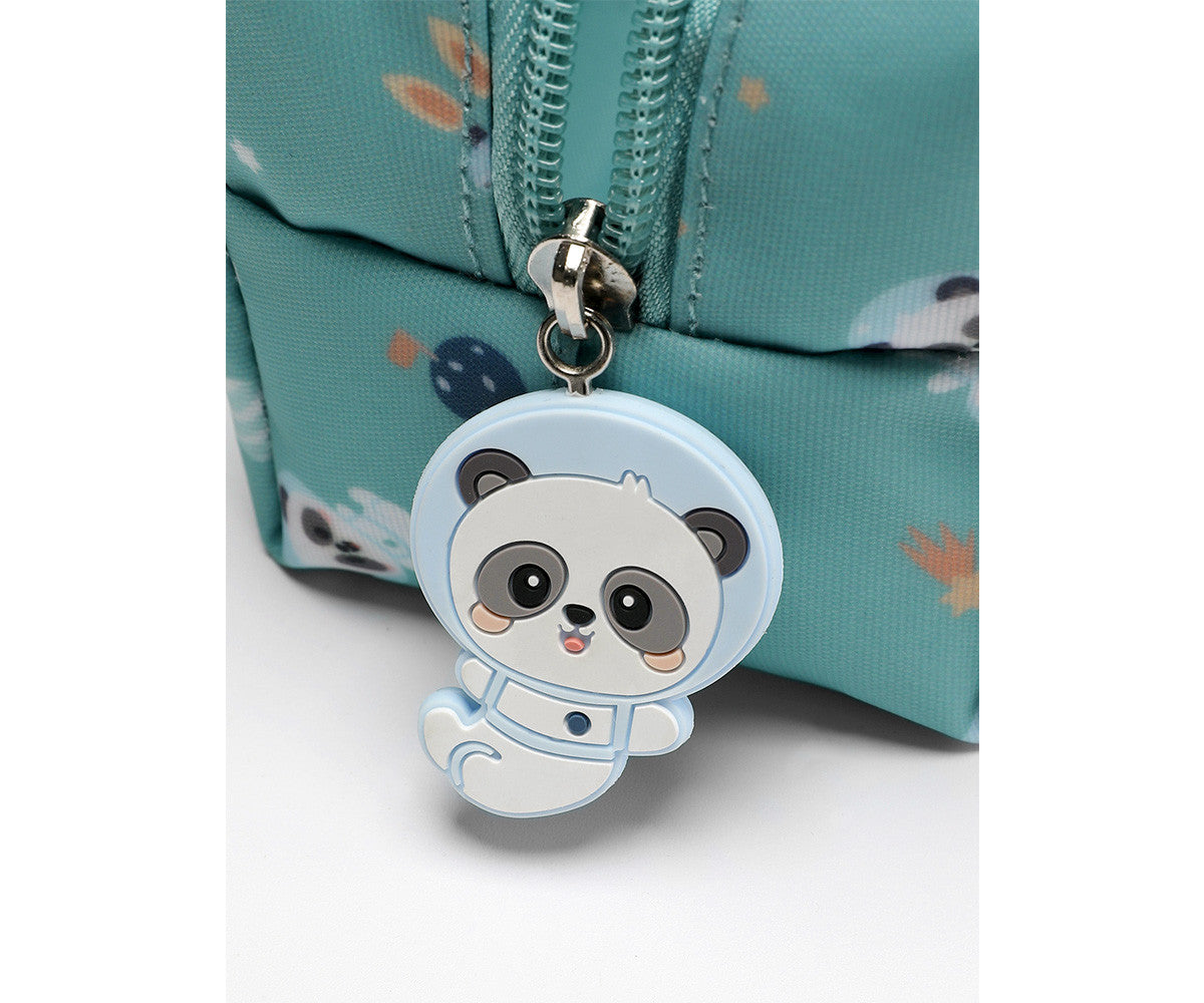 Astuccio Box Pandas in Space Tutete - dettaglio ciondolo panda astronauta in silicone azzurro con tuta spaziale, agganciato alla zip teal