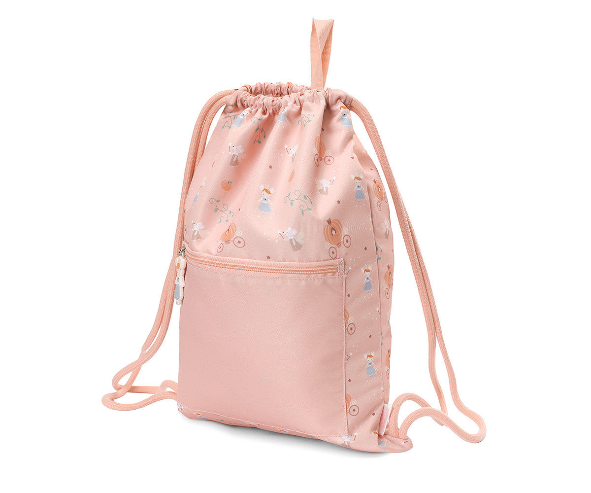 Sacca Zaino Mouse Fairies Tutete - vista 3/4 rosa cipria con pattern all-over topolina Cenerentola fata madrina carrozze zucca stelle, tasca esterna con cerniera e tiretto topolina silicone, cordone rosa cipria