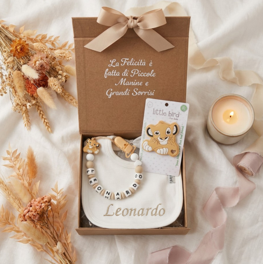 Little Bird - Kit Nascita Premium Simba - Bavetta + Portaciuccio + Massaggiagengive - Regalo Nascita
