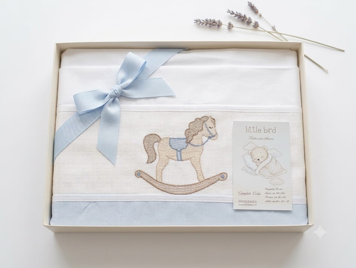 Little Bird - Lenzuolino Cavalluccio a Dondolo Azzurro Personalizzabile con Nome - Cotone 100% - Bordo Azzurro - Carrozzina e Culla