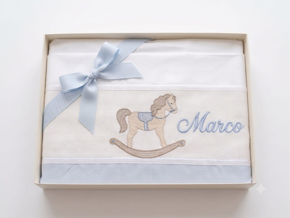 Little Bird - Lenzuolino Cavalluccio a Dondolo Azzurro Personalizzabile con Nome - Cotone 100% - Bordo Azzurro - Carrozzina e Culla