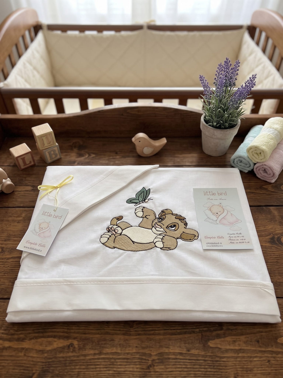 Little Bird - Lenzuolino Simba con Farfalla Personalizzabile con Nome - Cotone 100% - Carrozzina o Culla Neonato - Regalo Nascita