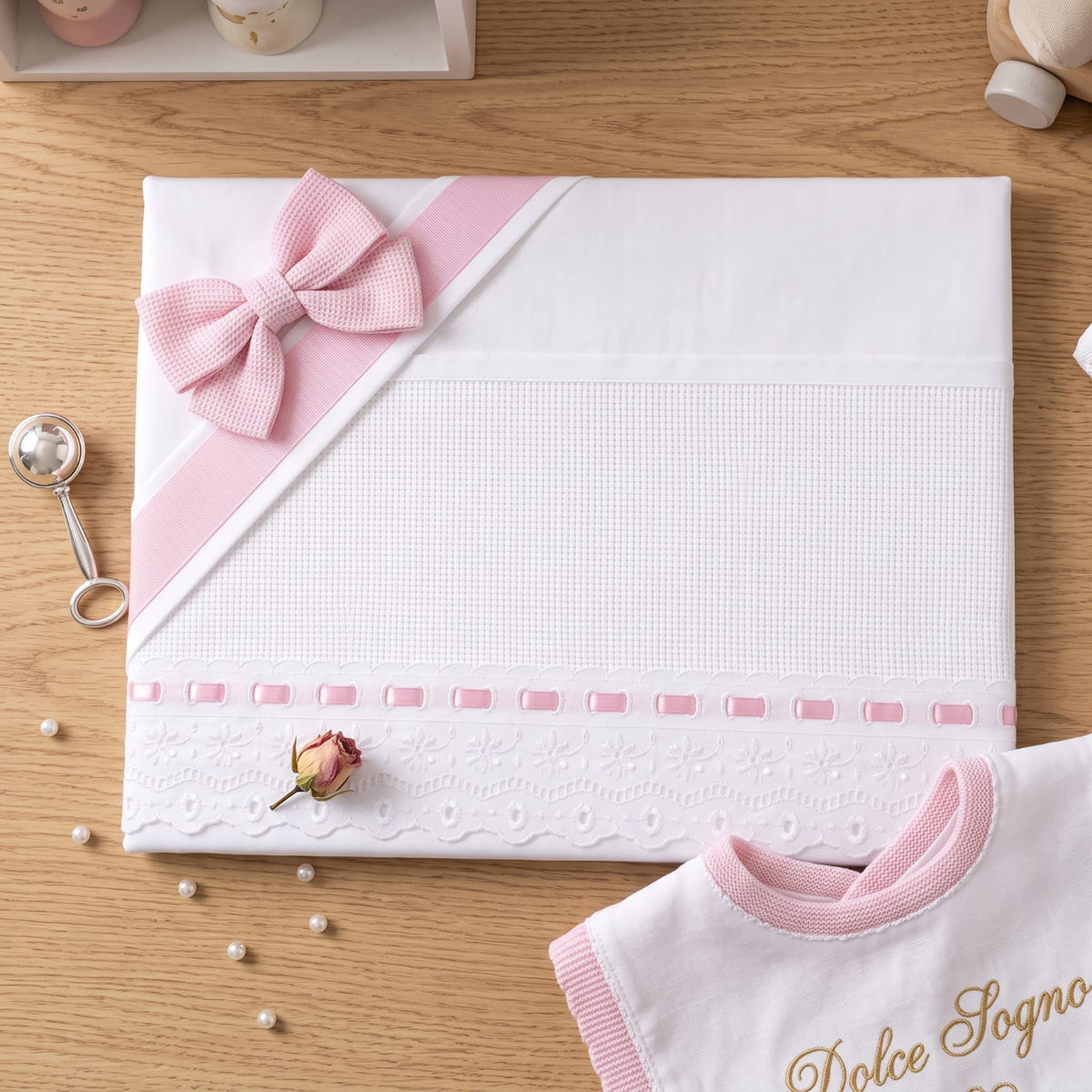 Little Bird - Drap Housse pour Berceau Rose Dentelle Broderie Anglaise Personnalisable avec Prénom - 100% Coton - Berceau Bébé - Cadeau de Naissance