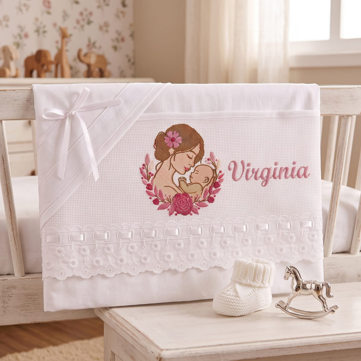 Little Bird - Lenzuolino Mamma e Figlio Personalizzabile con Nome - Cotone 100% - Pizzo San Gallo Bianco - Carrozzina e Culla