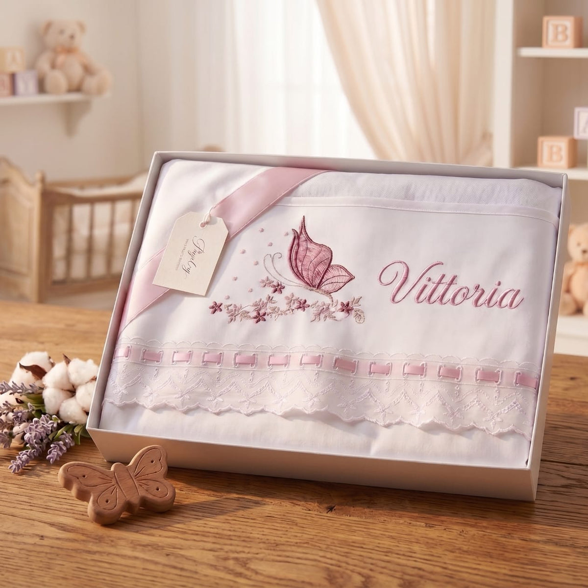 Little Bird - Lenzuolino Farfalla Pizzo San Gallo Nastro Rosa Personalizzabile con Nome - Cotone 100% - Carrozzina o Culla Neonato - Regalo Nascita