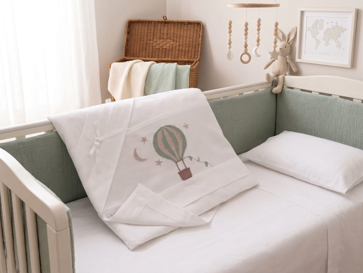 Little Bird - Lenzuolino Mongolfiera Verde Personalizzabile - Bordo Bianco - Carrozzina e Culla