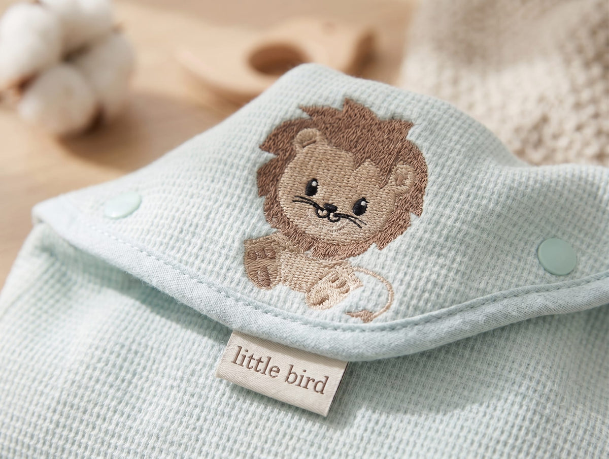 Little Bird - Busta Cambio Neonato e Nido Personalizzabile Ricamata Leoncino - Cotone Verde - Organizer Borsa Parto - Regalo Nascita