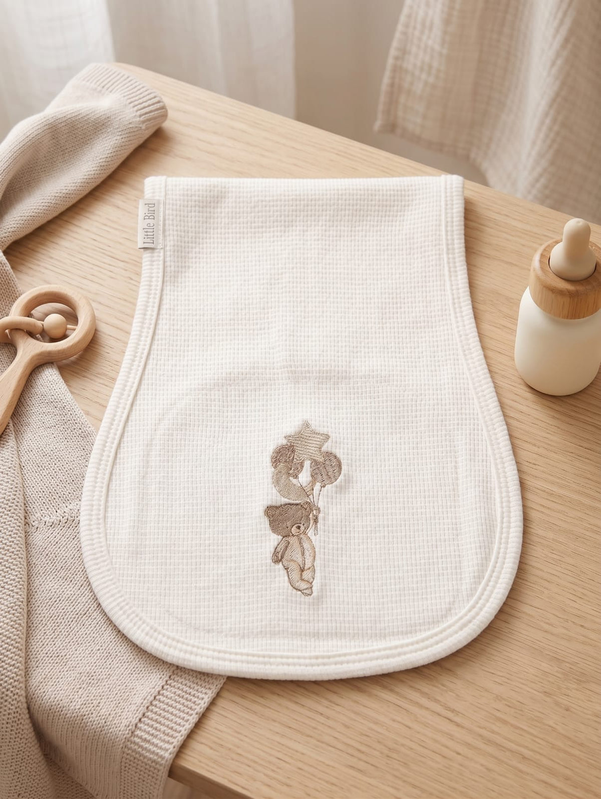 Little Bird - Couverture d'épaule Ourson avec ballons - 100% Coton Hypoallergénique - Personnalisable
