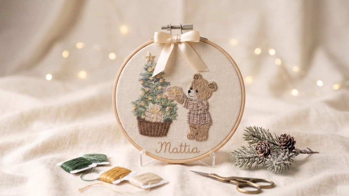 Telaio Ricamato Orsetto Beige con Alberello - Personalizzabile - Regalo Natale - Little Bird