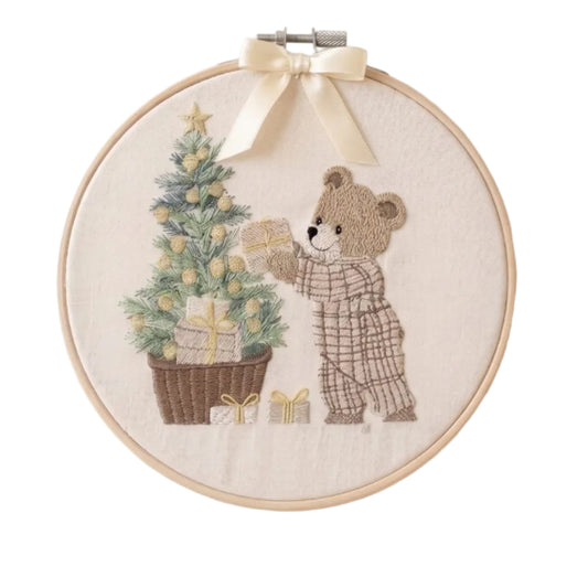 Telaio Ricamato Orsetto Beige con Alberello - Personalizzabile - Regalo Natale - Little Bird