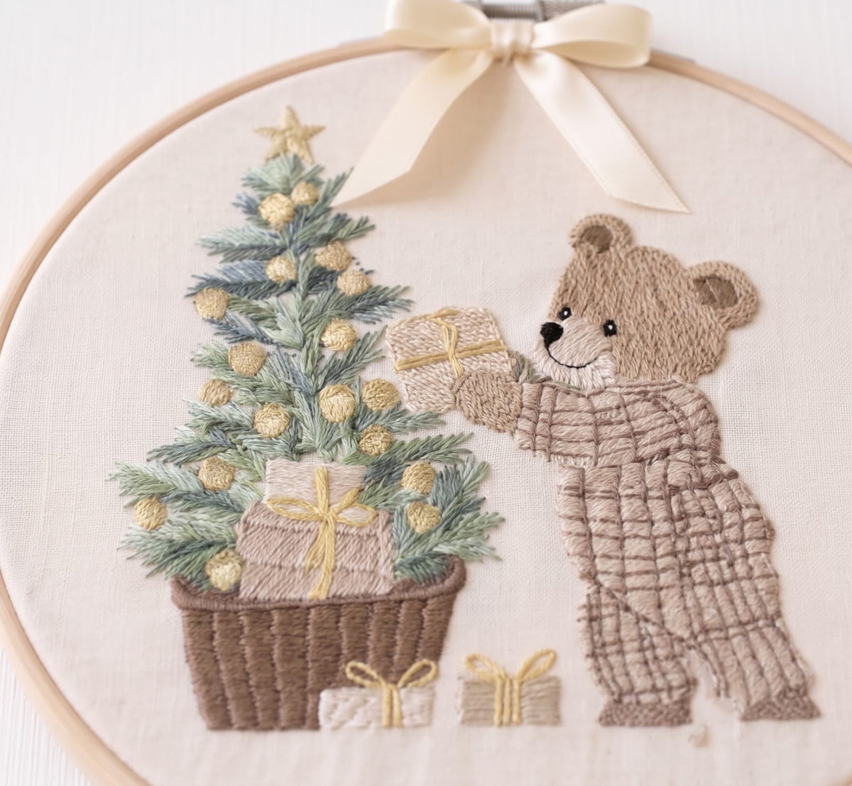 Telaio Ricamato Orsetto Beige con Alberello - Personalizzabile - Regalo Natale - Little Bird