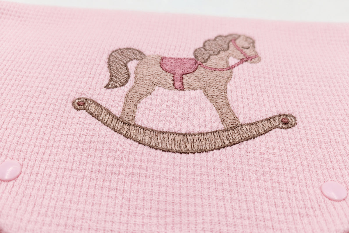 Little Bird - Busta Cambio Neonato e Nido Personalizzabile Ricamata Cavalluccio a Dondolo Rosa - Cotone Rosa - Organizer Borsa Parto - Regalo Nascita