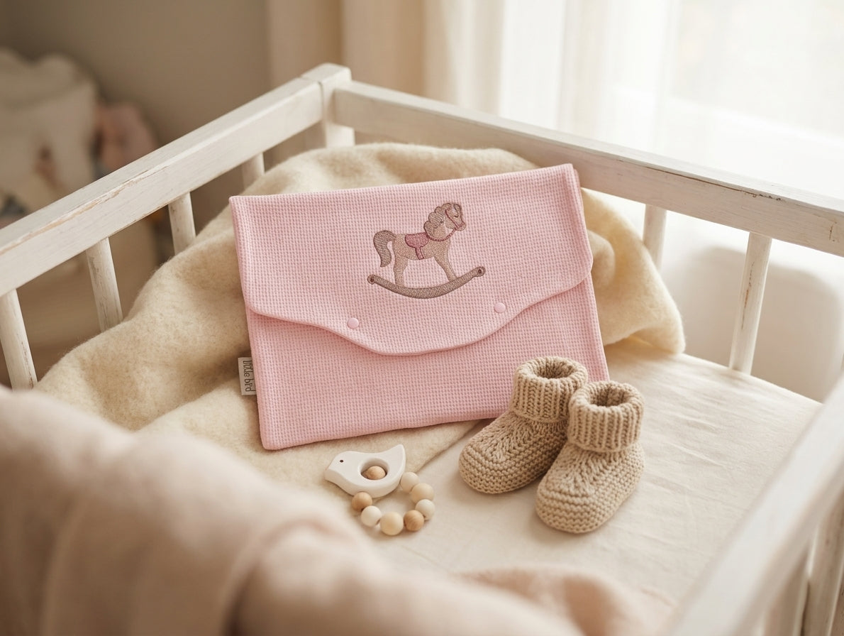 Little Bird - Busta Cambio Neonato e Nido Personalizzabile Ricamata Cavalluccio a Dondolo Rosa - Cotone Rosa - Organizer Borsa Parto - Regalo Nascita
