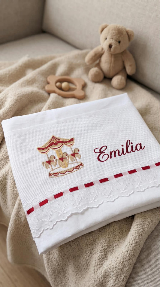 Little Bird - Lenzuolino Carosello Rosso Personalizzabile - Bianco con Pizzo San Gallo e Raso Rosso - Carrozzina e Culla