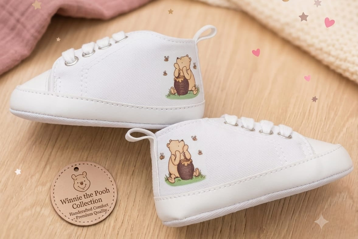 Scarpine culla Winnie the Pooh - vista coppia sfondo legno