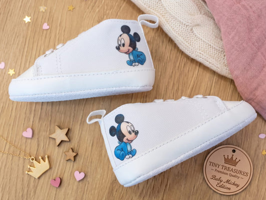Scarpine culla Baby Topolino - vista coppia sfondo legno