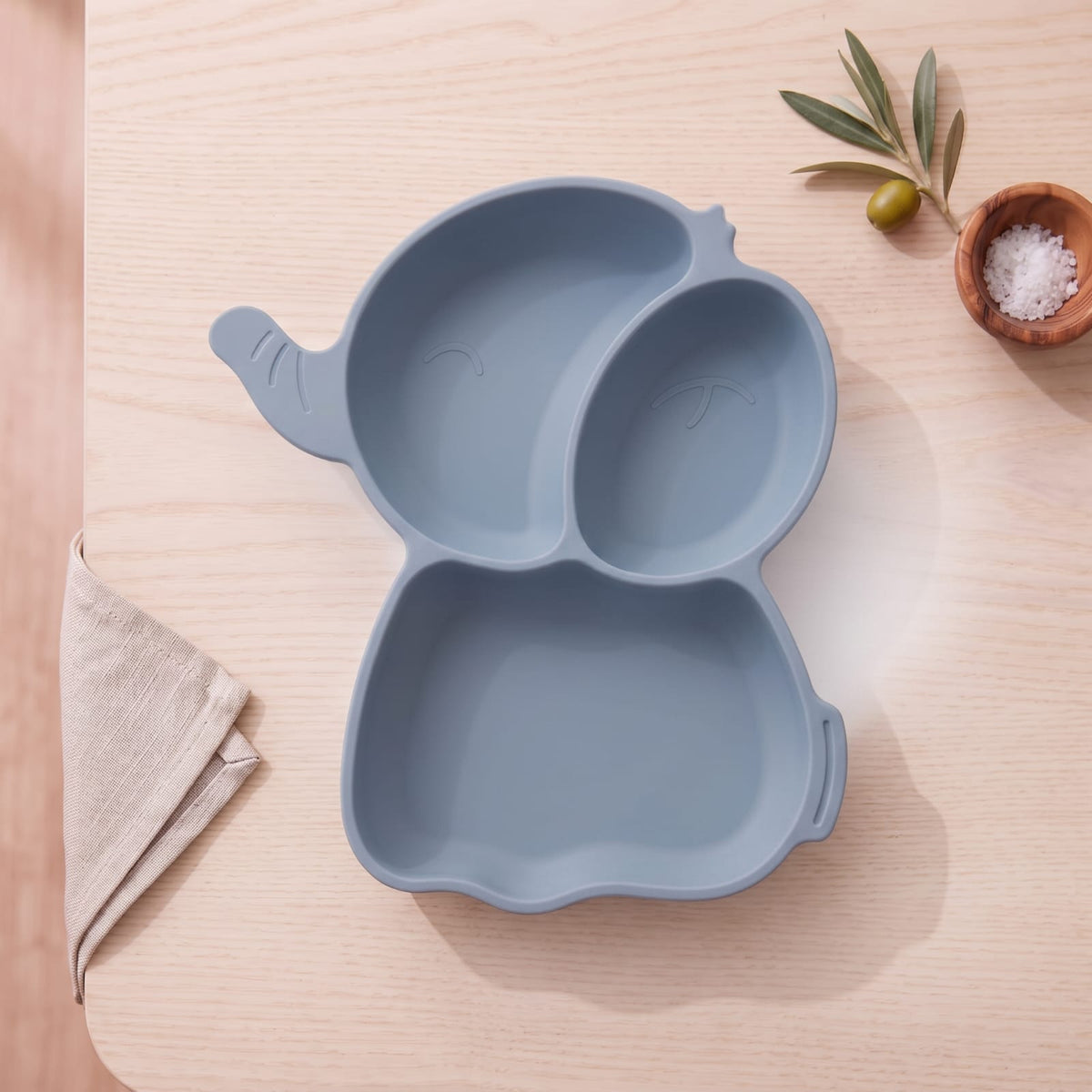 Piatto elefante dusty blu - sfondo legno