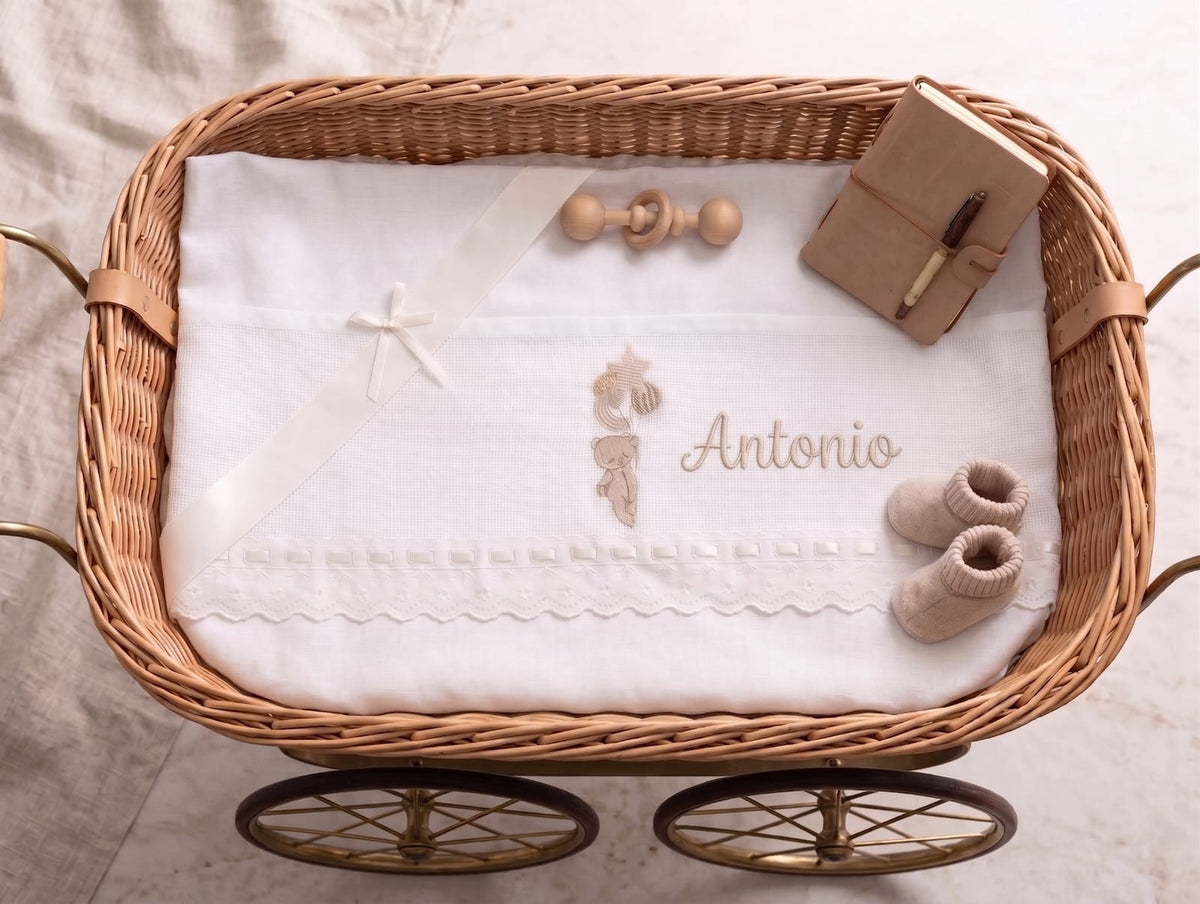 Lenzuolino bianco con ricamo orsetto e palloncini, ambientazione regalo nascita