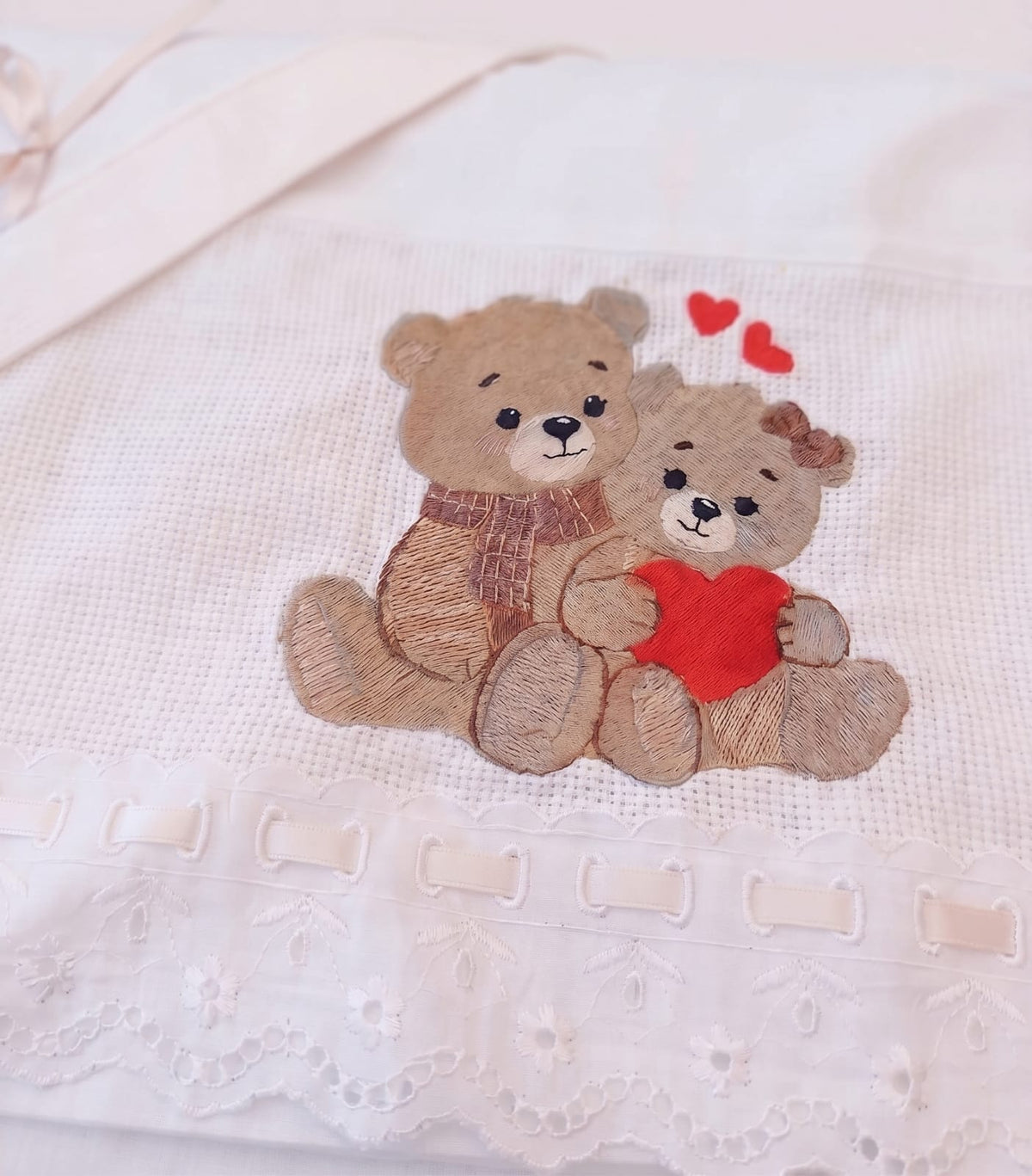 Lenzuolino bianco con ricamo di orsetti e nome personalizzato in ambientazione regalo nascita